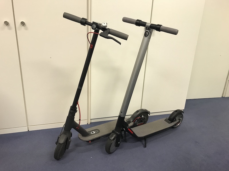Zwei E-Roller, beide vom selben Hersteller